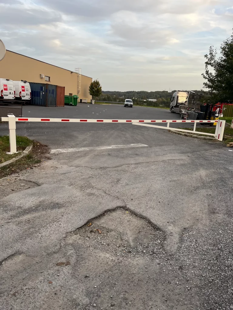 Barrière levante à l’entrée d’un site industriel
