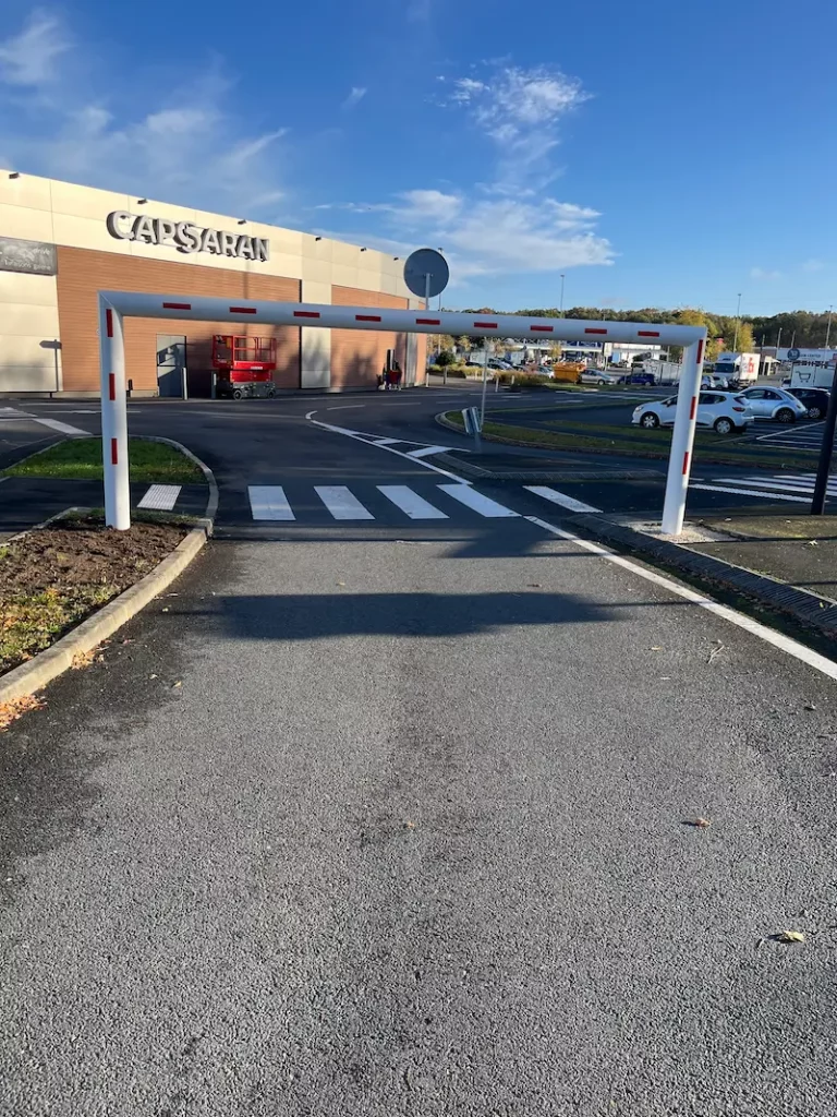 Portique de limitation de hauteur sur zone commerciale avec panneau B7a interdiction PL
