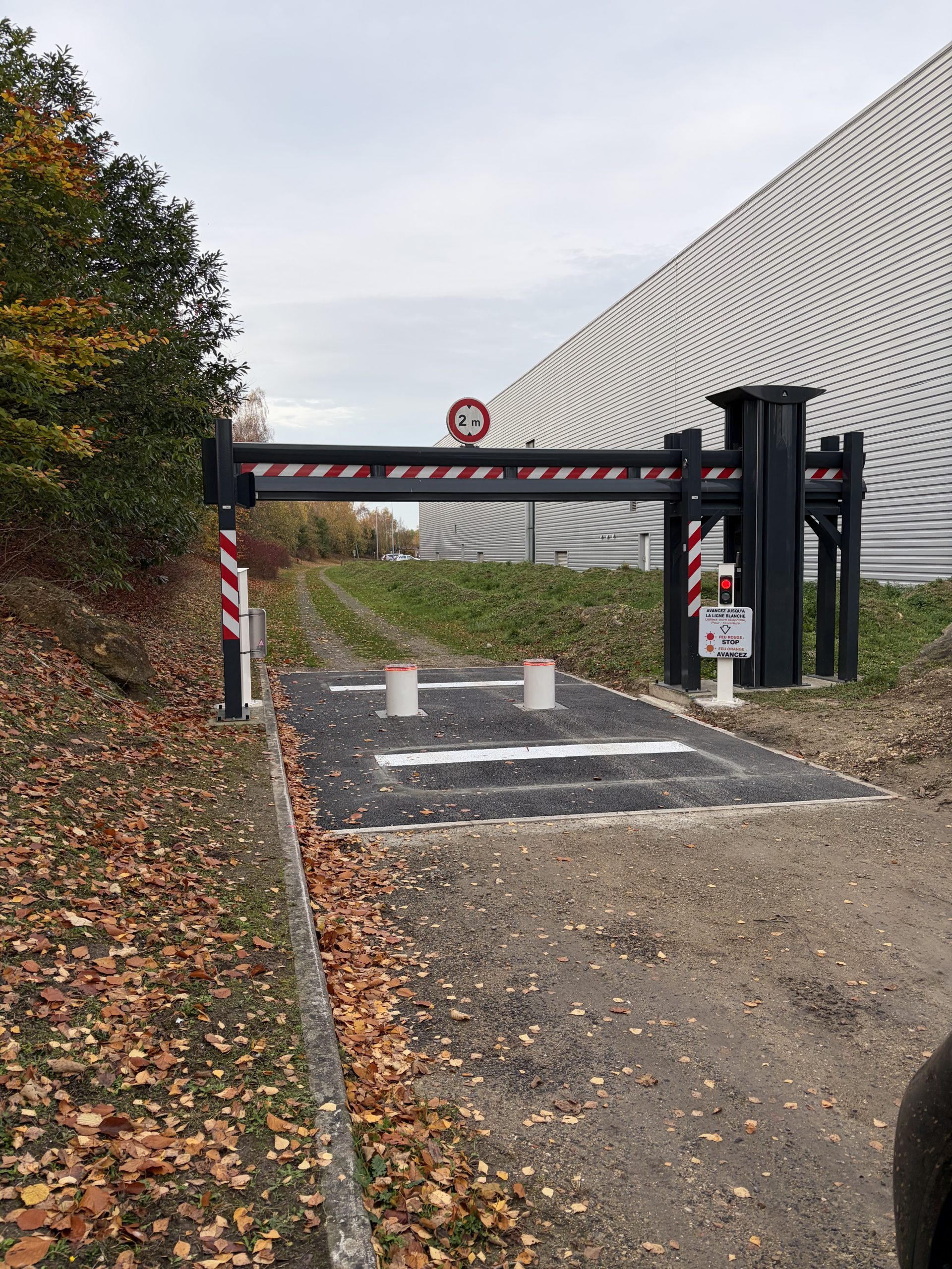 Poutre de limitation de hauteur sur site logistique, JCD Services