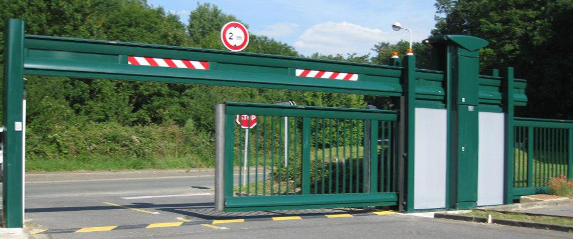 Portail industriel motorisé avec limitation de hauteur intégrée, JCD Services
