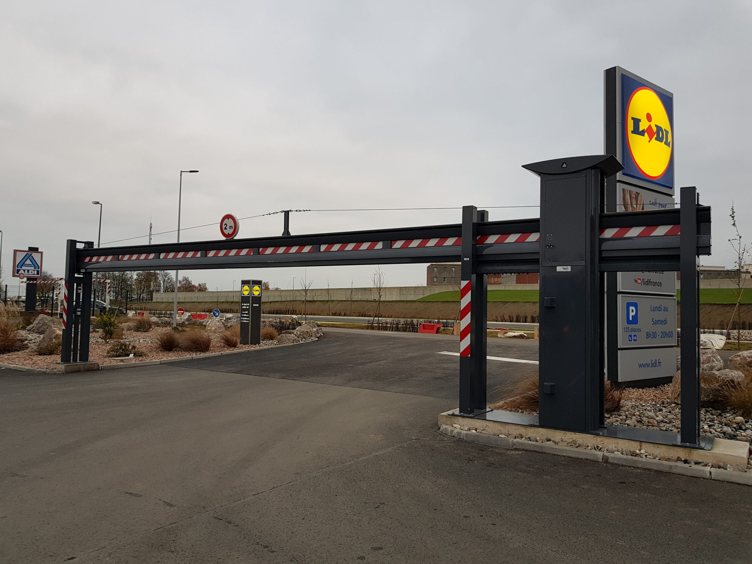 Poutre motorisée de contrôle d'accès sur le parking Lidl de Bapaume