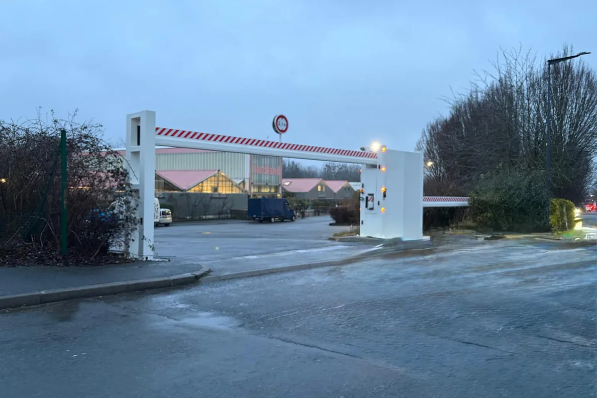 Poutre coulissante motorisée avec limitation de hauteur et feux de signalisation à l'entrée du parking Jardiland de Claye-Souilly, installée par JCD Services
