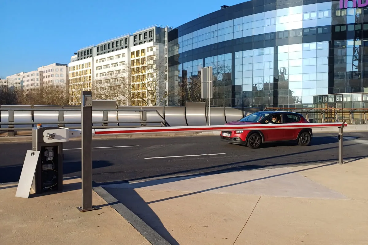 Barrière levante automatique contrôlant l'accès véhicules d'un immeuble tertiaire, JCD Services