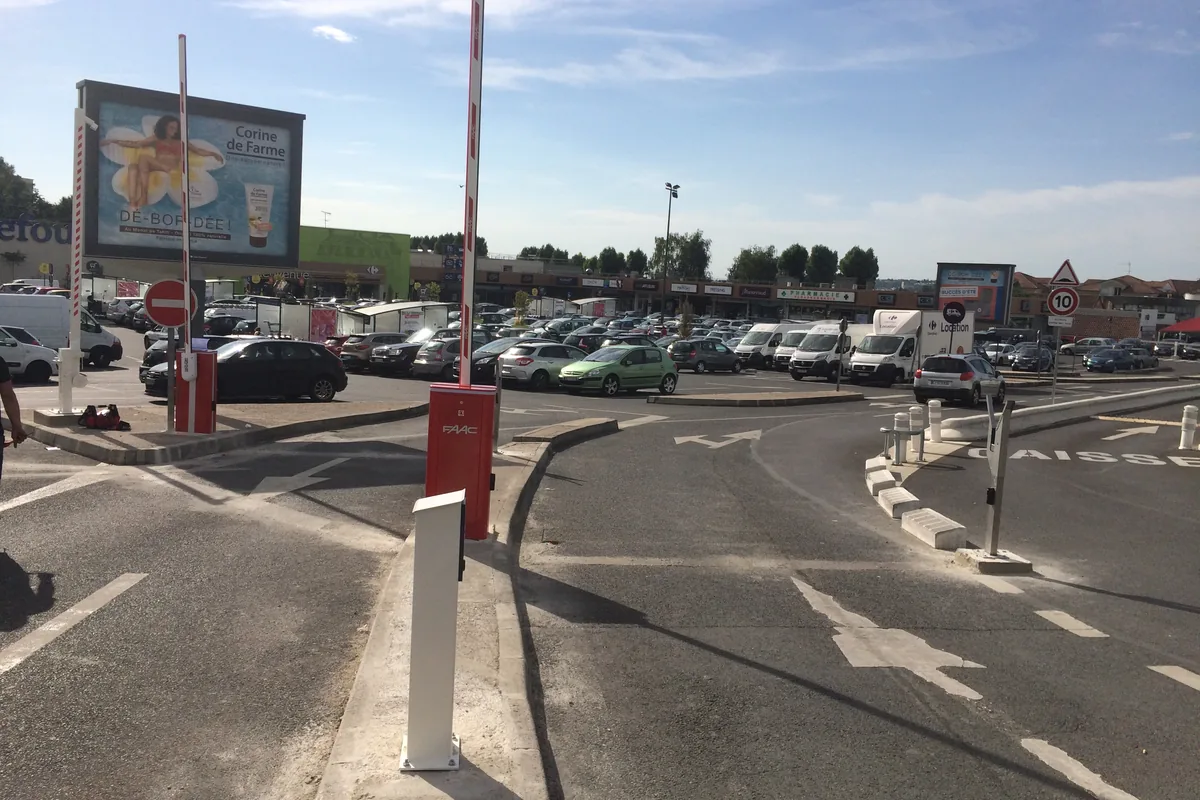 Barrière levante automatique à l'entrée du parking d'un centre commercial, JCD Services