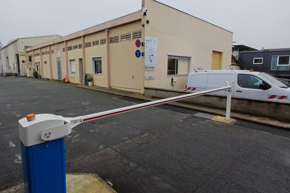 Barrière levante automatique sur l'accès livraison d'un site industriel, JCD Services