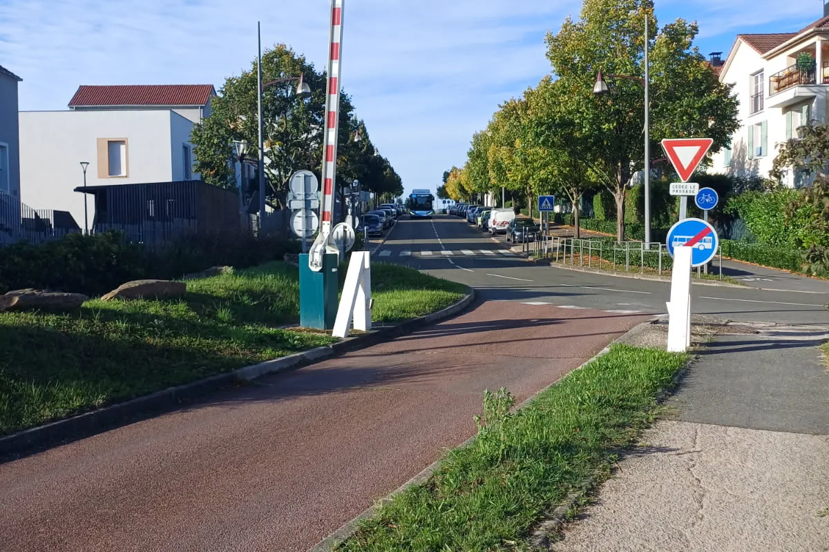 Barrière levante automatique filtrant l'accès d'une voie résidentielle, JCD Services