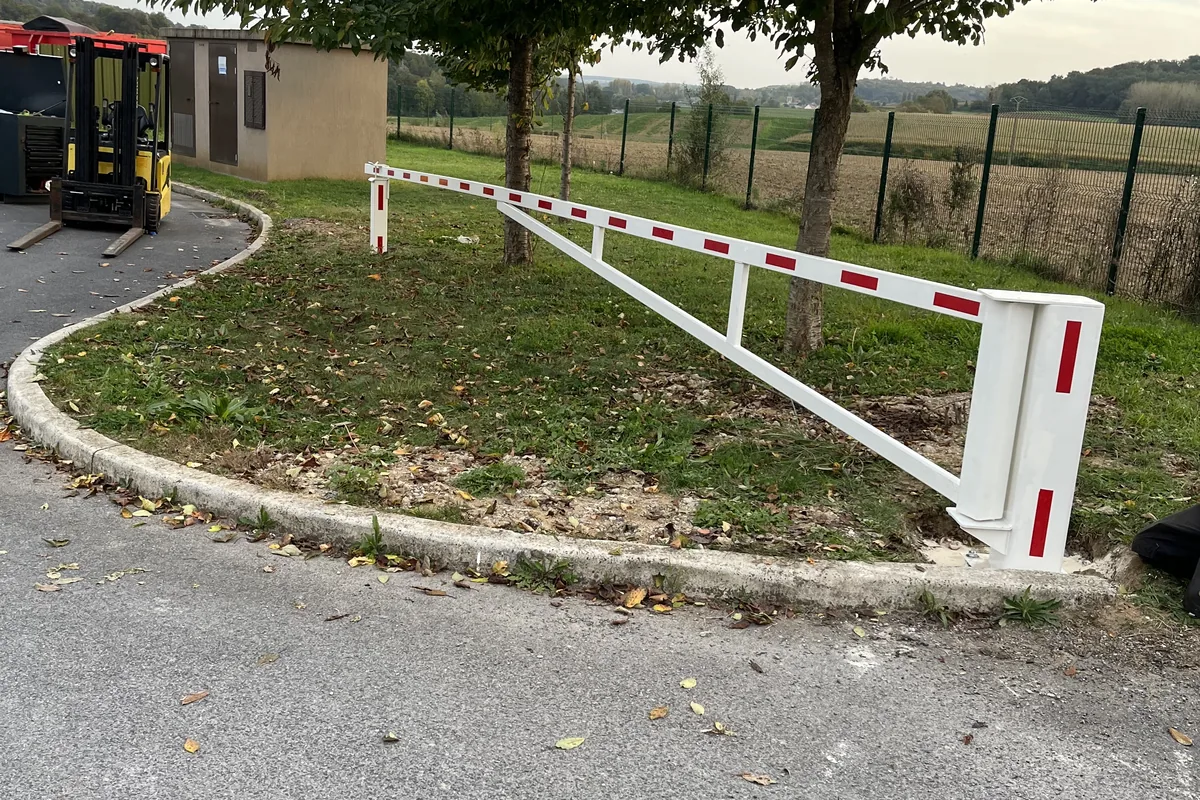 Barrière pivotante manuelle en position ouverte sur un îlot végétalisé, JCD Services