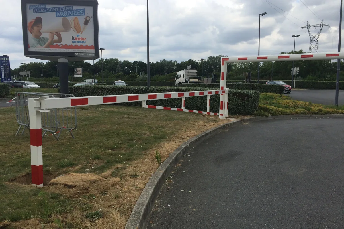 Barrière pivotante manuelle interdisant un accès de parking commercial, JCD Services