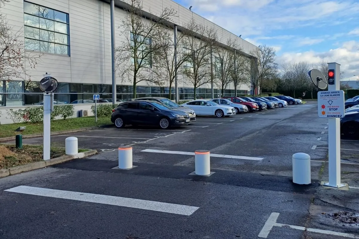 Bornes escamotables et feu de contrôle d'accès sur un parking d'entreprise, JCD Services