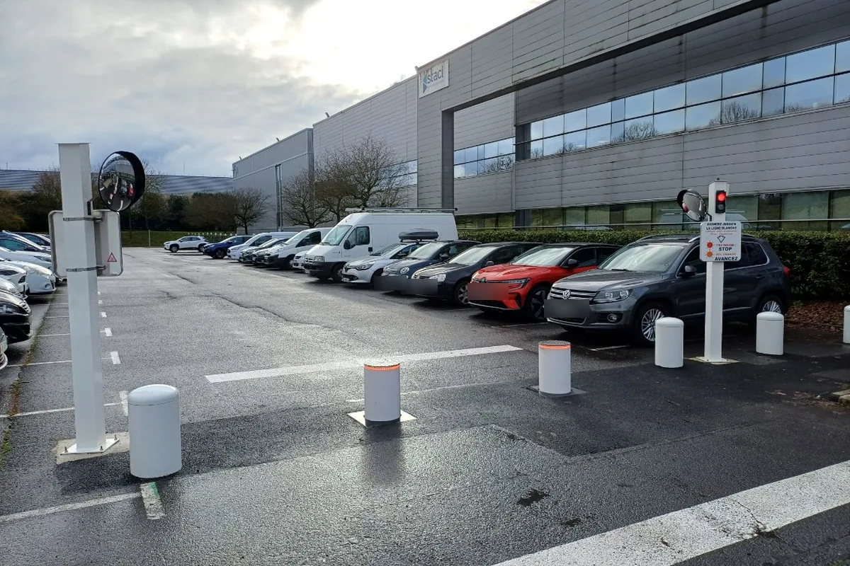 Bornes escamotables filtrant l'accès véhicules d'un parking d'entreprise, JCD Services