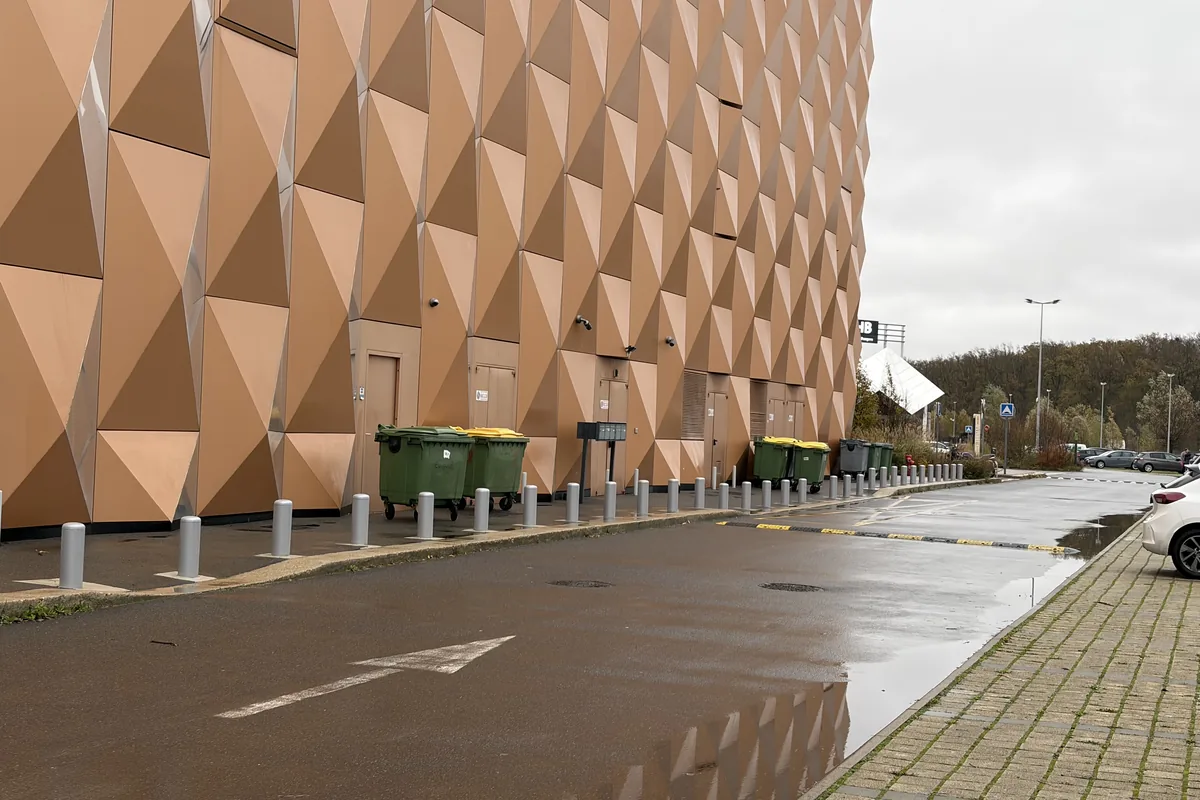 Bornes fixes acier protégeant les abords et la zone de stockage d'un bâtiment, JCD Services