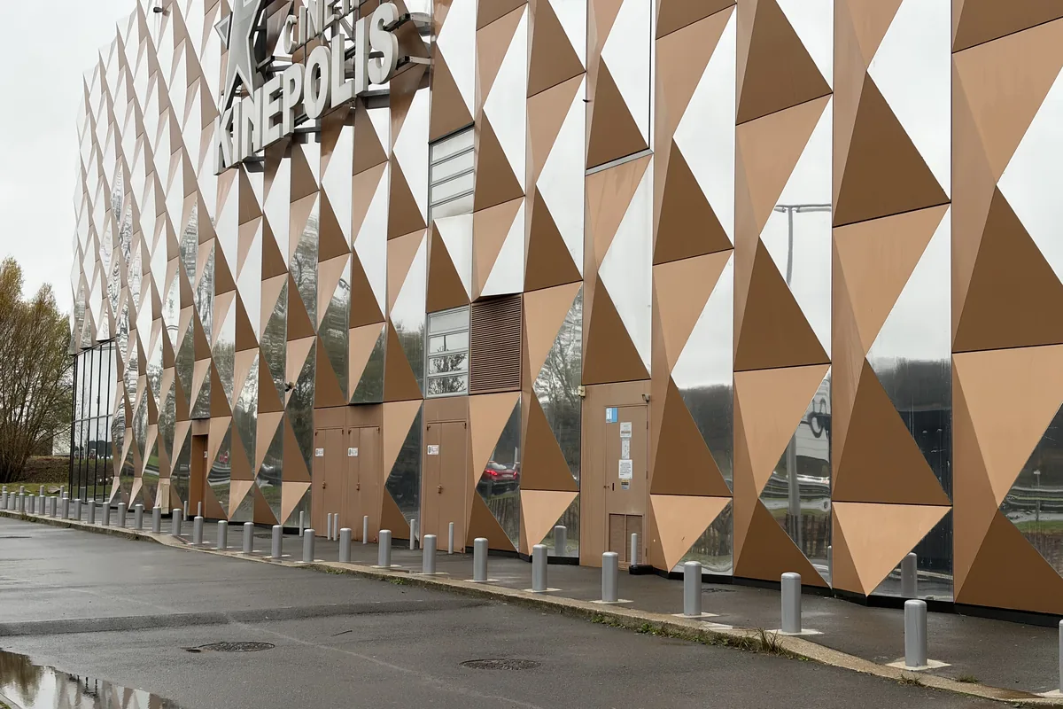Rangée de bornes fixes acier protégeant la façade d'un complexe de loisirs, JCD Services