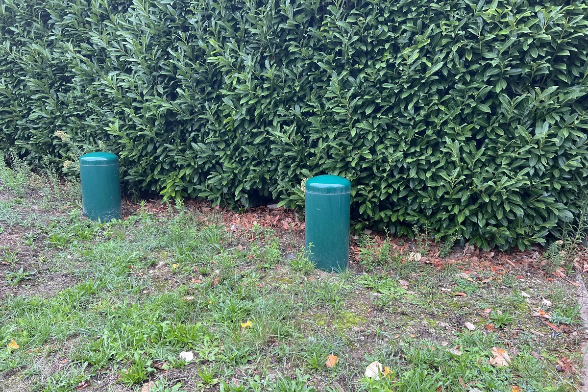 Bornes fixes acier laquées vert intégrées à un espace vert, JCD Services