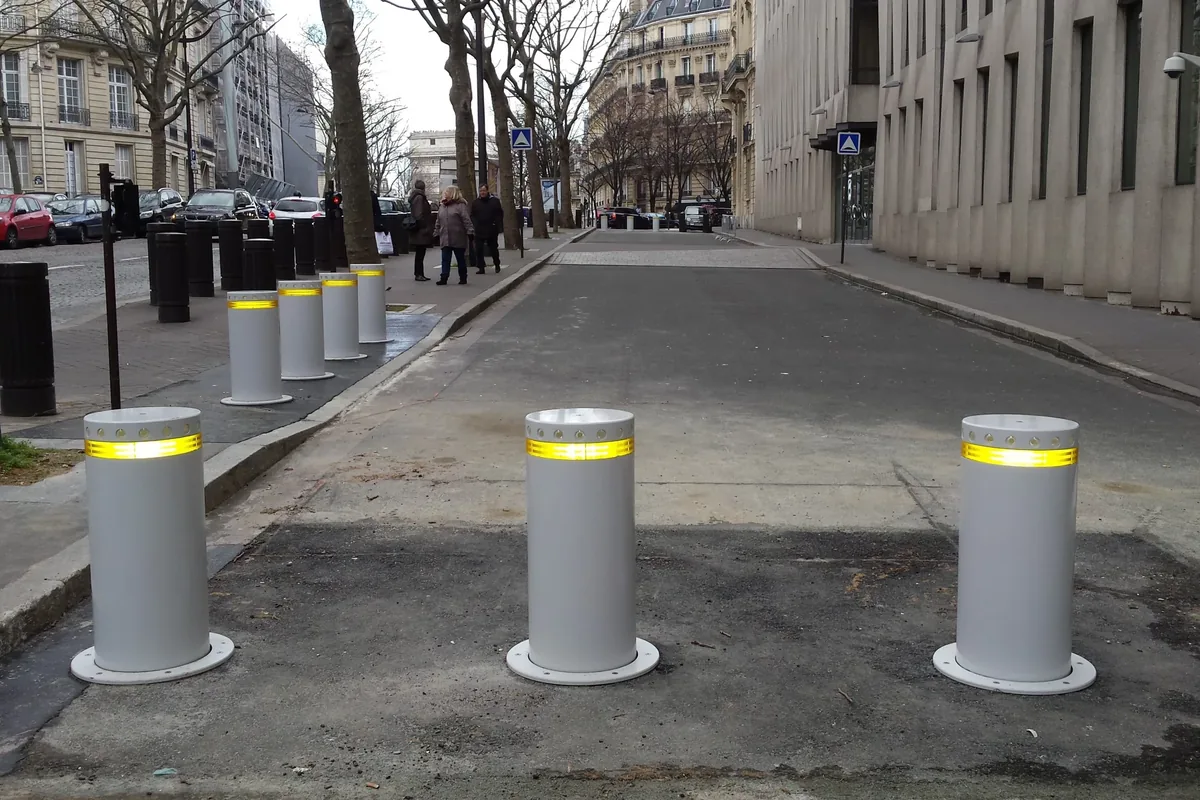 Bornes escamotables sur socles à l'entrée d'une voie sécurisée, JCD Services
