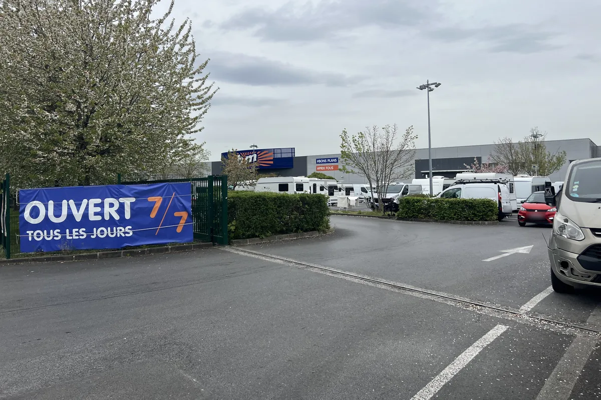 Caravanes installées illicitement sur le parking d'une zone commerciale, JCD Services