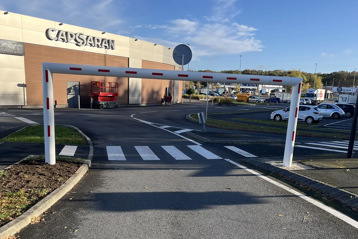 Portique fixe de limitation de hauteur sur un accès livraison réaménagé, JCD Services