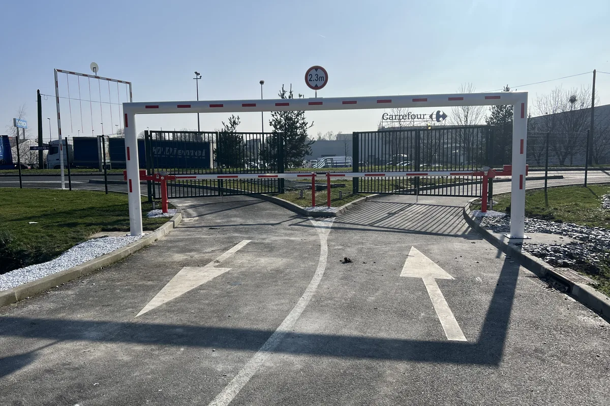 Portique fixe de limitation de hauteur à deux poteaux sur l'accès d'un hypermarché, JCD Services