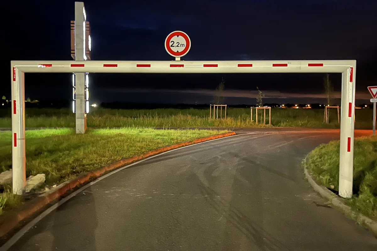Portique fixe de limitation de hauteur 2,20 m sur une voie d'accès, éclairé de nuit, JCD Services