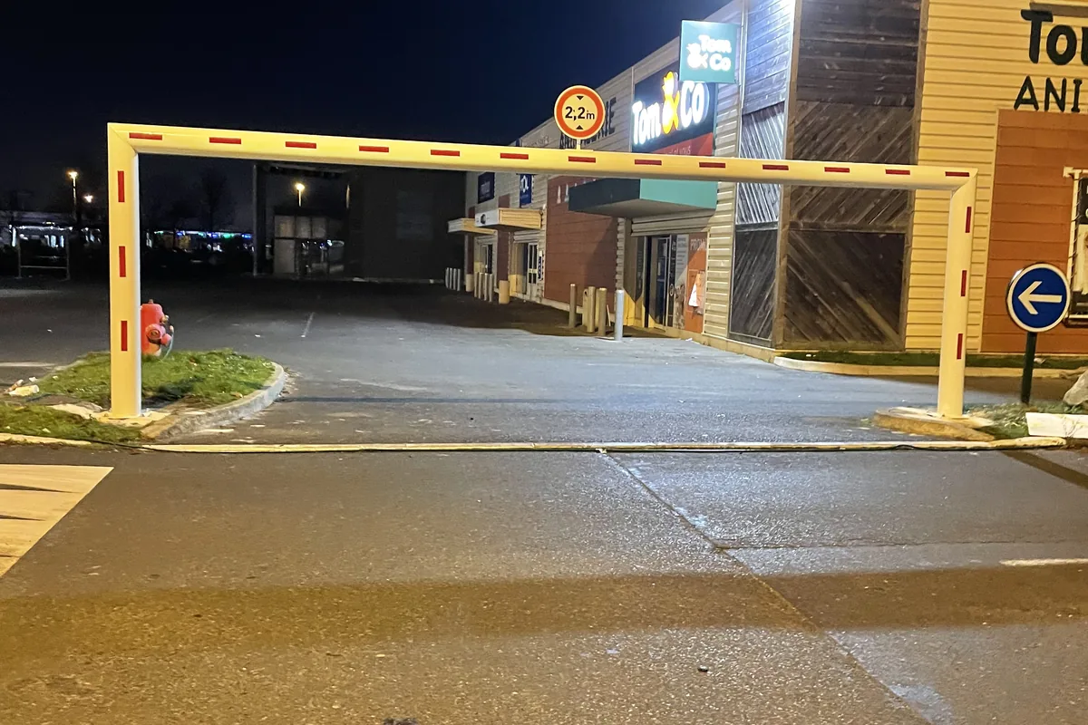 Portique fixe de limitation de hauteur protégeant l'accès d'une zone commerciale de nuit, JCD Services