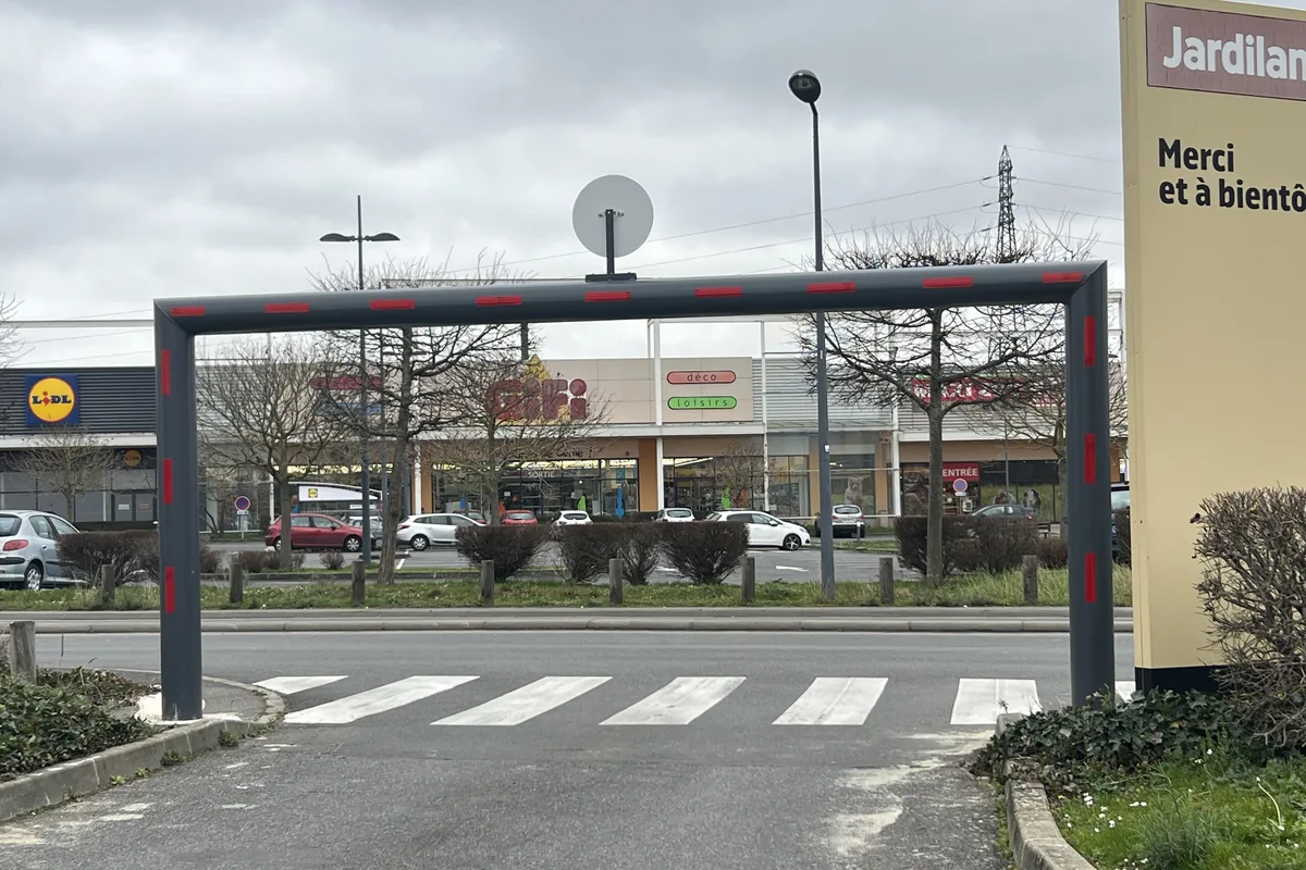 Portique fixe de limitation de hauteur à l'entrée d'un parking de zone commerciale, JCD Services