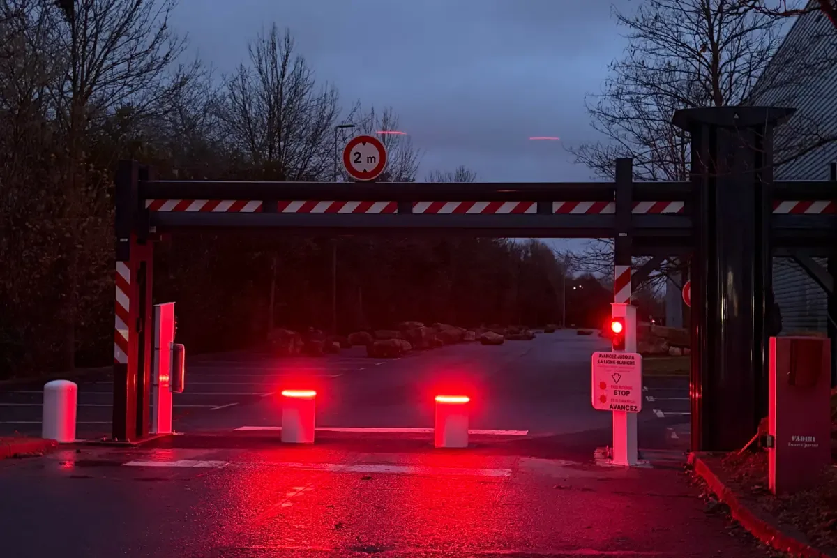 Bornes anti-bélier hydrauliques levées de nuit à l'entrée de la zone d'installation d'un site logistique à Saint-Ouen-l'Aumône (95)