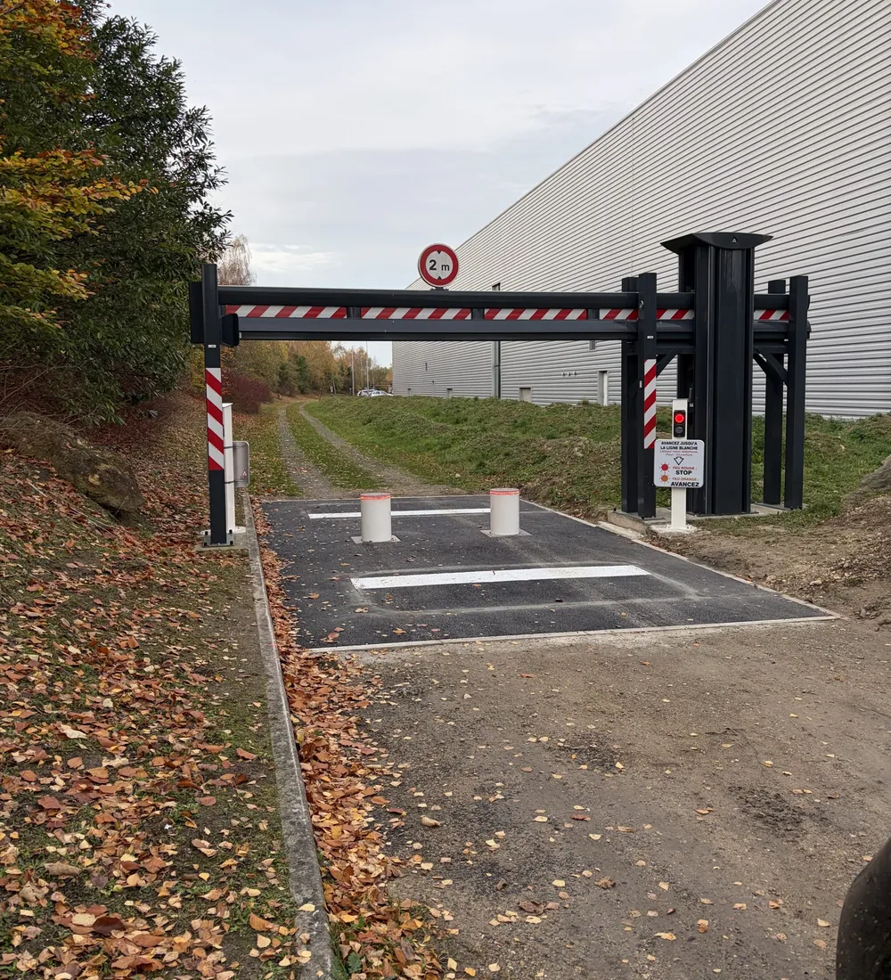 Bornes anti-bélier hydrauliques et poutre motorisée de limitation de hauteur posées par JCD Services à l'intérieur d'un site logistique à Saint-Ouen-l'Aumône (95)