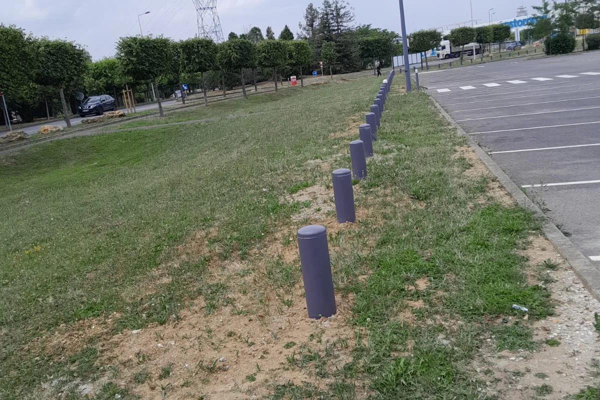 Ligne de bornes fixes acier en bordure de parking contre les intrusions de véhicules, JCD Services