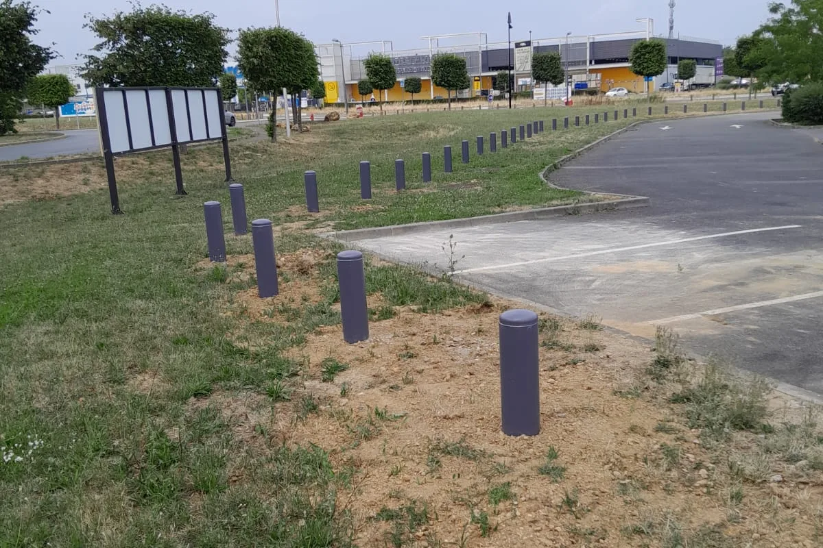 Bornes fixes acier empêchant l'accès des véhicules à un espace vert de parking, JCD Services