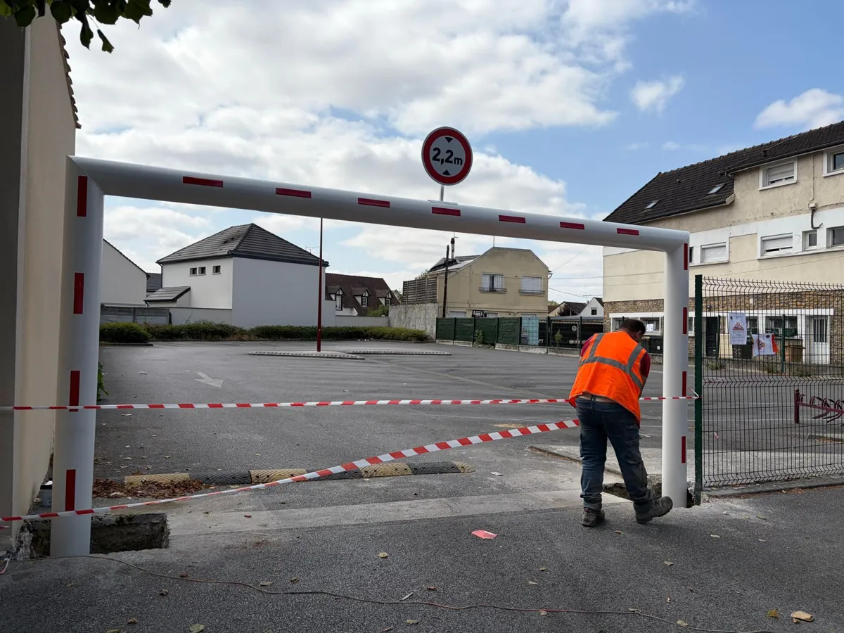 Portique de limitation de hauteur à 2,20 m posé par JCD Services à l'entrée d'un parking de centre-ville à Gretz-Armainvilliers (77)
