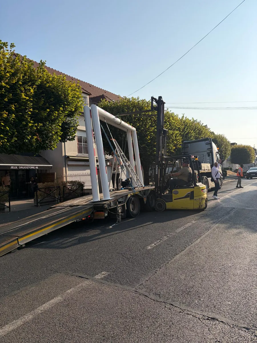 Portique d'un seul tenant livré par semi-remorque et déchargé au chariot élévateur à Gretz-Armainvilliers (77)