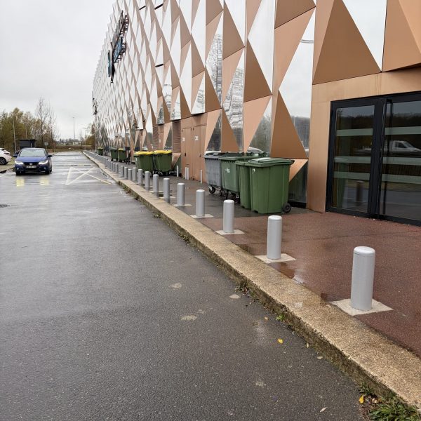 Bornes Fixes en Acier et en Béton - JCD Services